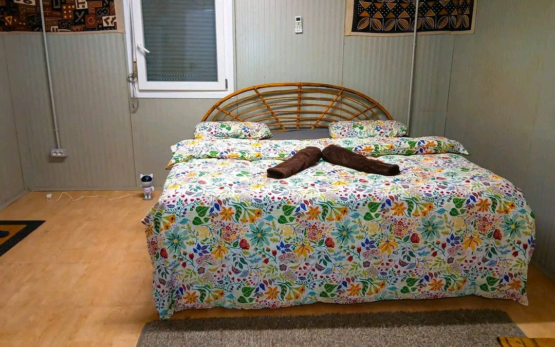Chambre Syland avec lit double et décor artisanal