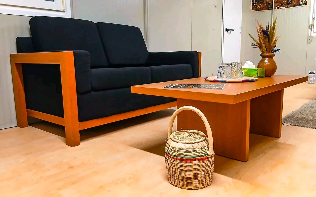 Salon avec canapé, table basse en bois et panier tressé