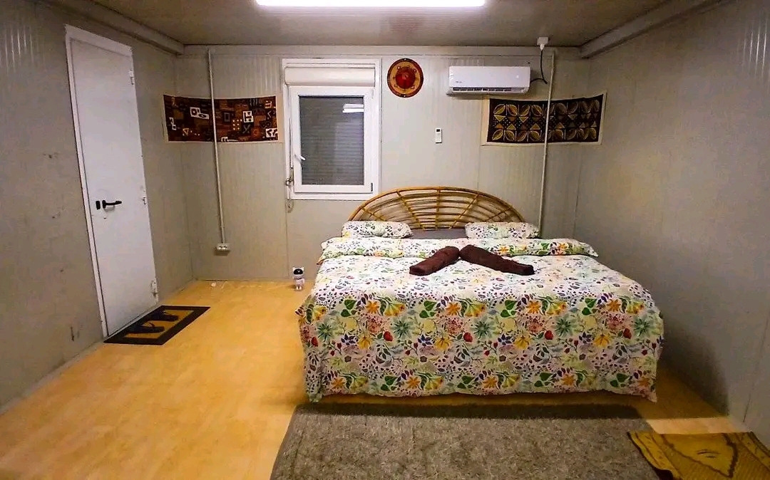 Chambre climatisée avec lit double en rotin